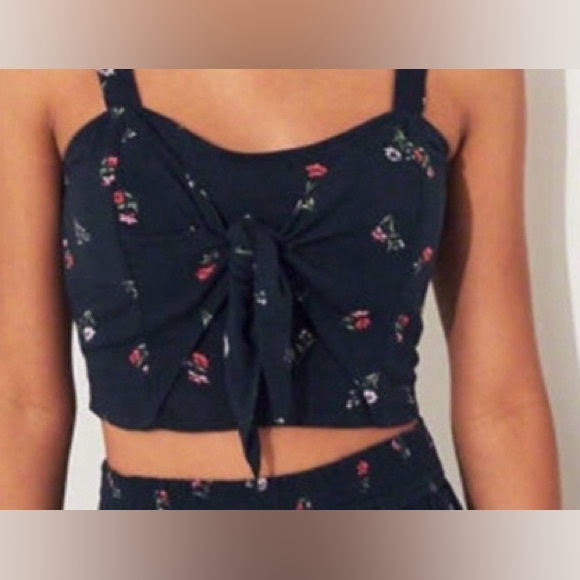 Hollister Tops - Hollister Tie Front Floral Crop Top